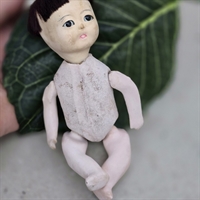 brunt-kineserklippet-haar-gammel-papmachekrop-keramik-dele-dukke